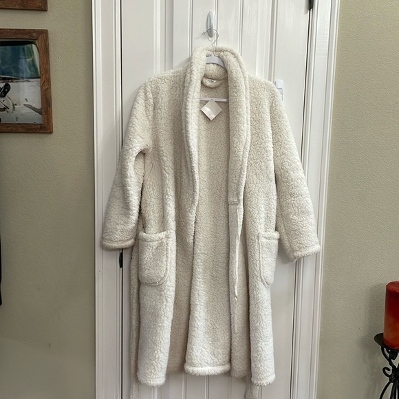 ULTA cream Sherpa robe with belt.  S/M - Picture 2 of 5